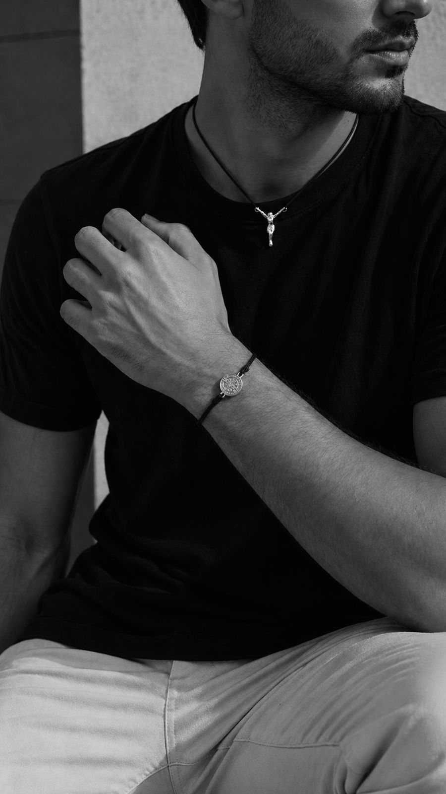 Parceiro usando colar e pulseira SEORF