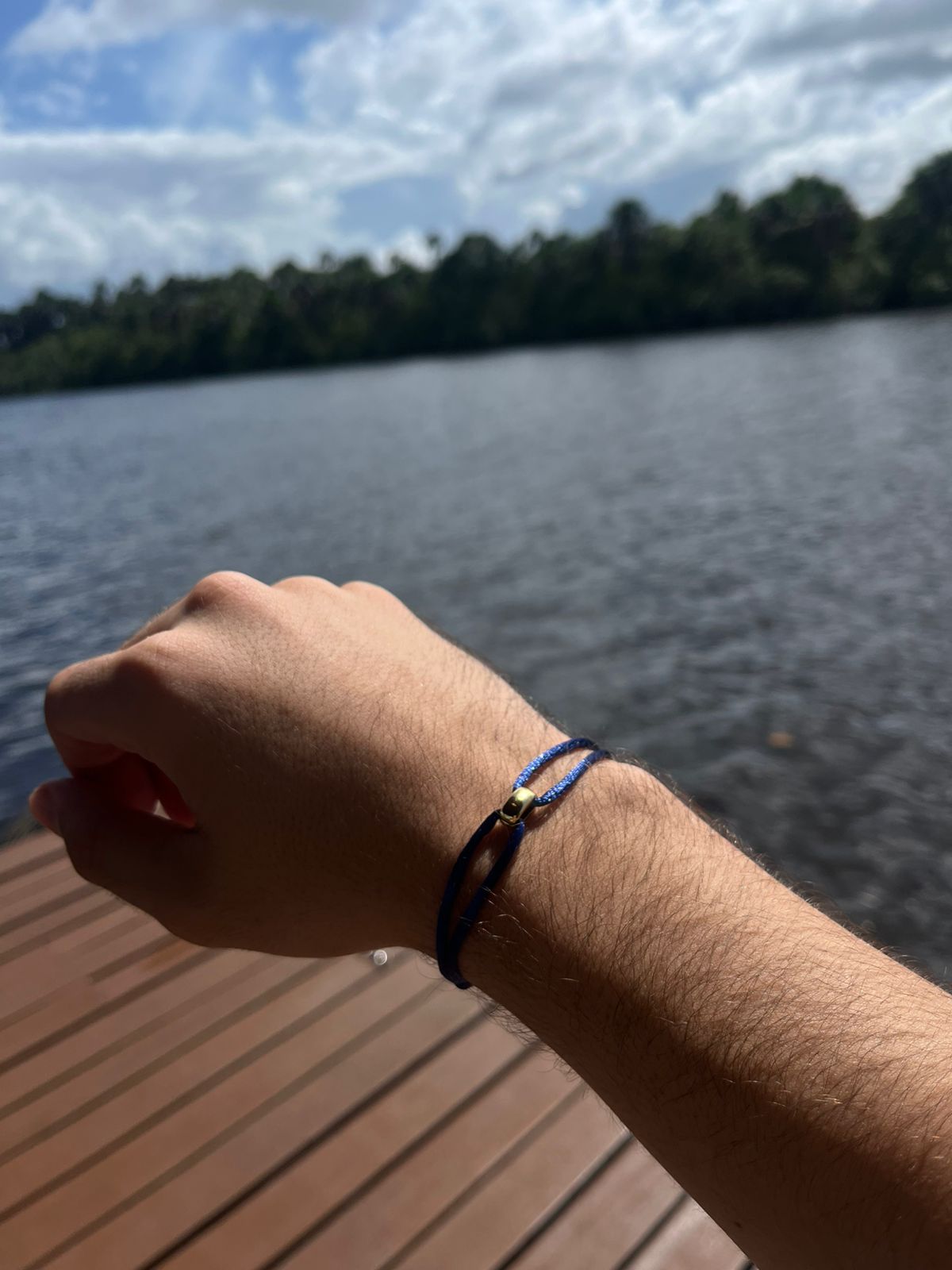 Parceiro usando pulseira SEORF ao ar livre