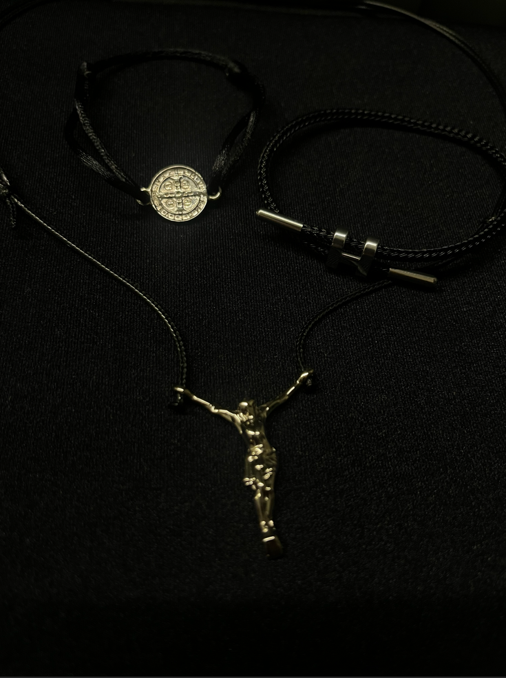 Colar com pingente e pulseiras SEORF sobre tecido preto