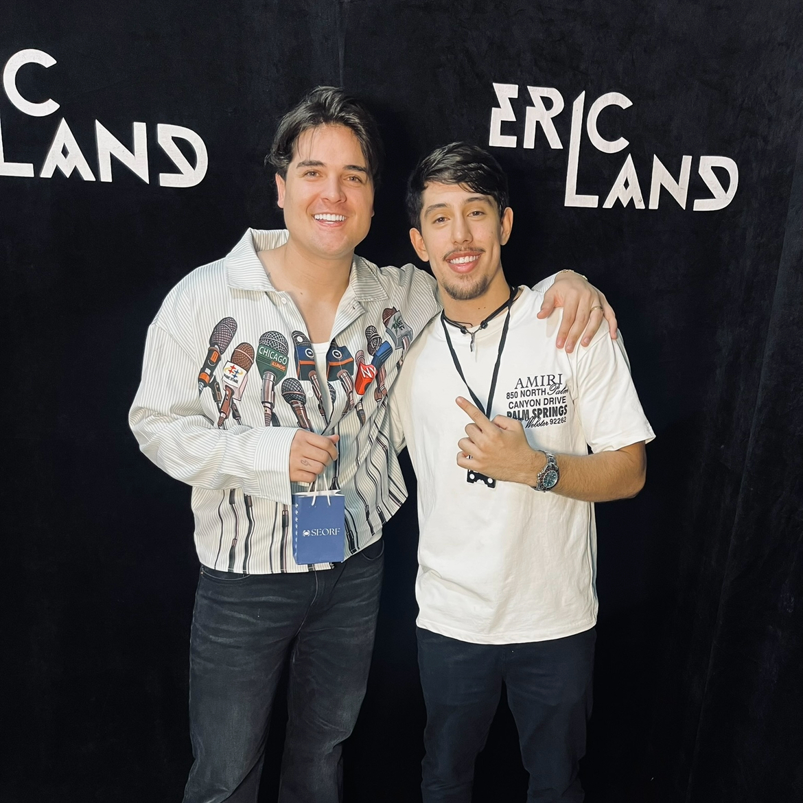 Eric Land ao lado de parceiro segurando embalagem da SEORF