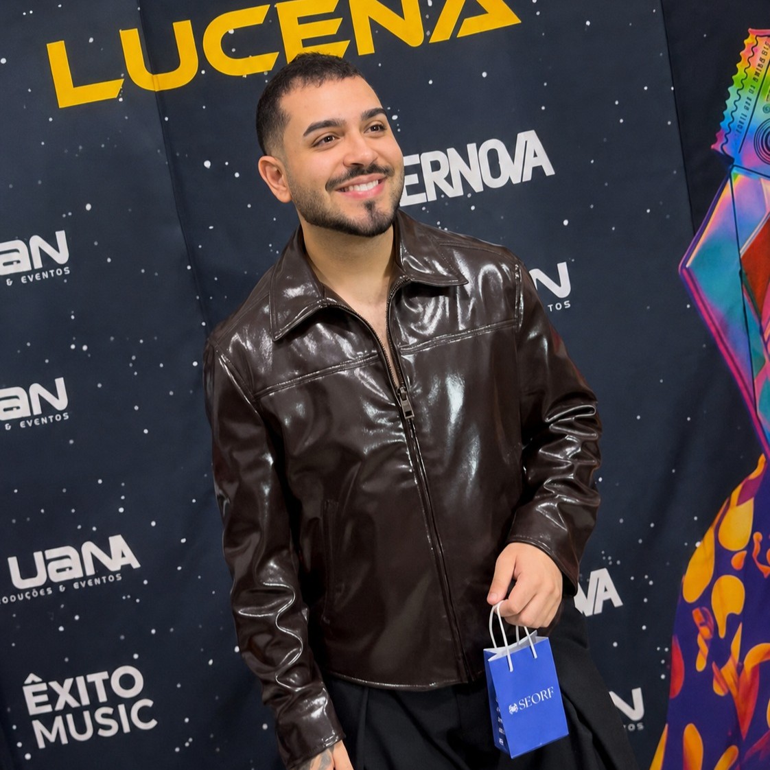 Lipe Lucena em evento segurando embalagem da SEORF