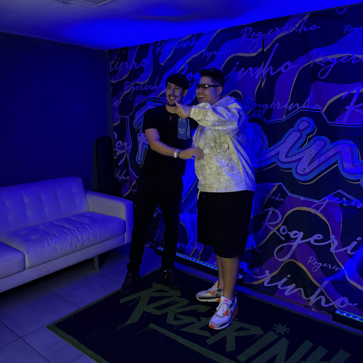 Rogerinho ao lado de parceiro da SEORF